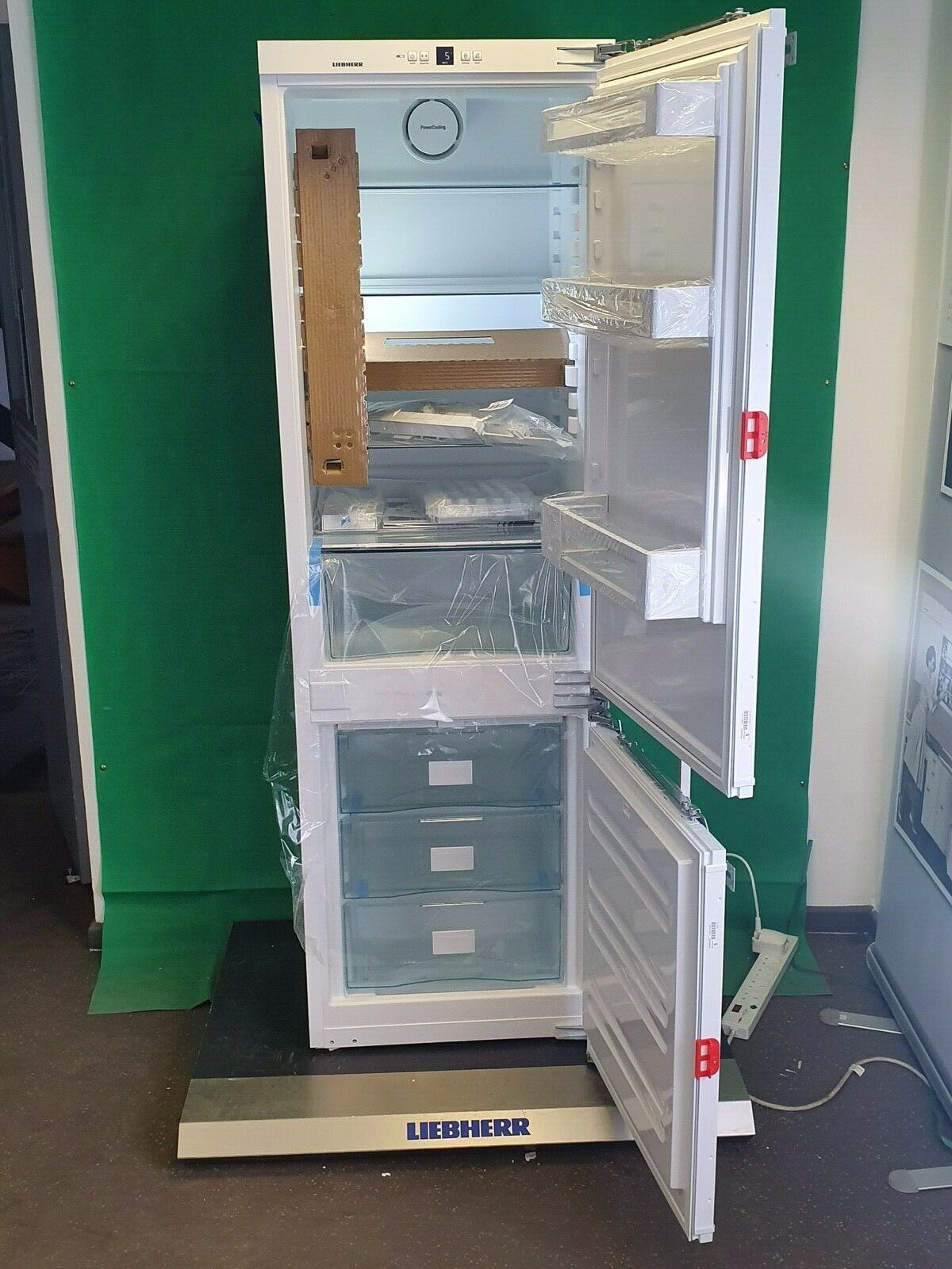 Liebherr ICUN3324 Comfort Frost Free Integrated Fridge Freezer No Frost